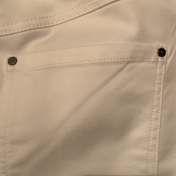 20. Intro The Fit Rose Fringe Capri in White - Picture 14 of 15